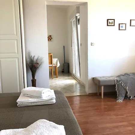 Apartment Curnic Jesenice (Split-Dalmatia)